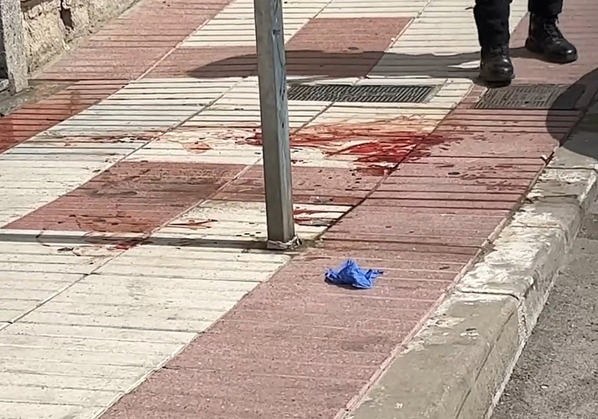 Restos de sangre en la acera de la calle de la Esfinge tras la agresión