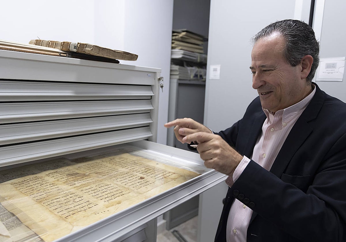 Antonio Sánchez del Barrio muestra a ABC uno de los documentos custodiados en el Archivo Simón Ruiz