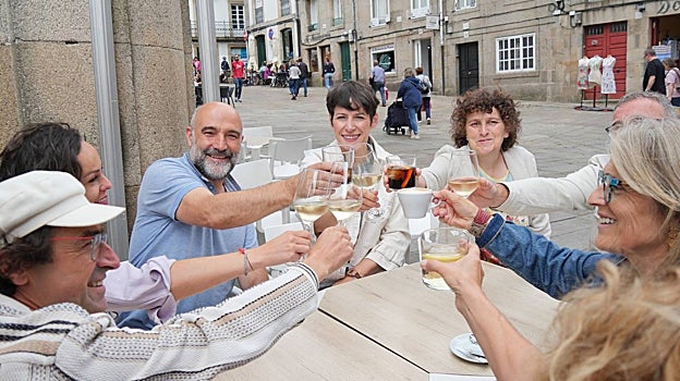 Ana Pontón y Néstor Rego, tomando un vermú con miembros del BNG, este sábado en Compostela
