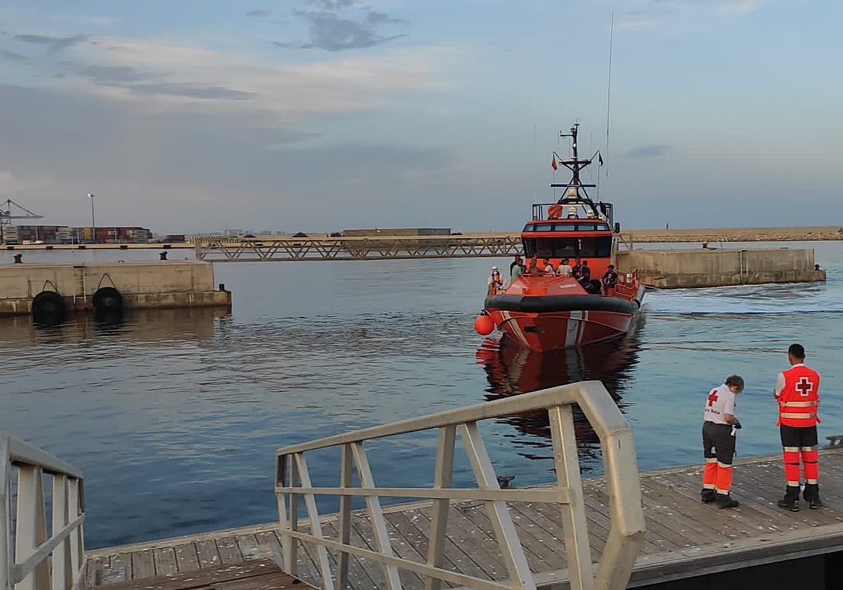 Efectivos de Salvamento Marítimo y de la Cruz Roja