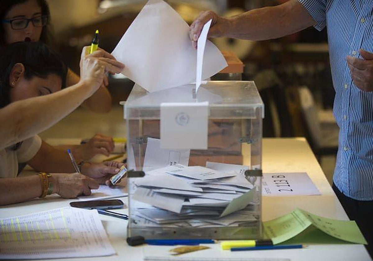 Un hombre, votando durante una jornada electoral