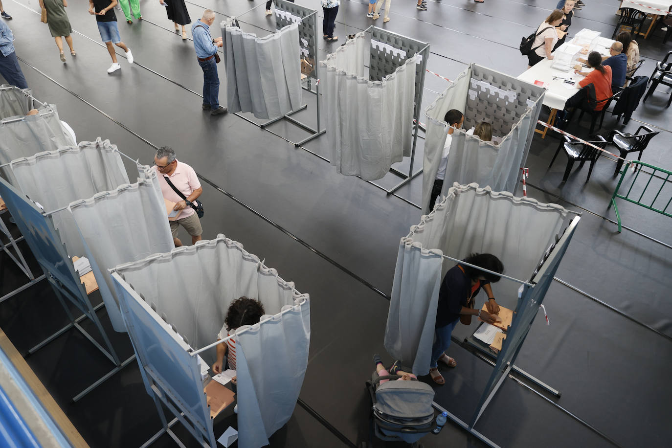 Votantes ejercen su derecho al voto en las elecciones generales en un colegio electoral de Santiago de Compostela 