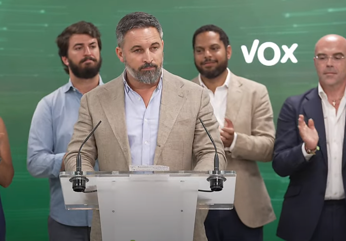 El líder de Vox, Santiago Abascal, se dirige a sus votantes tras conocerse el resultado electoral.