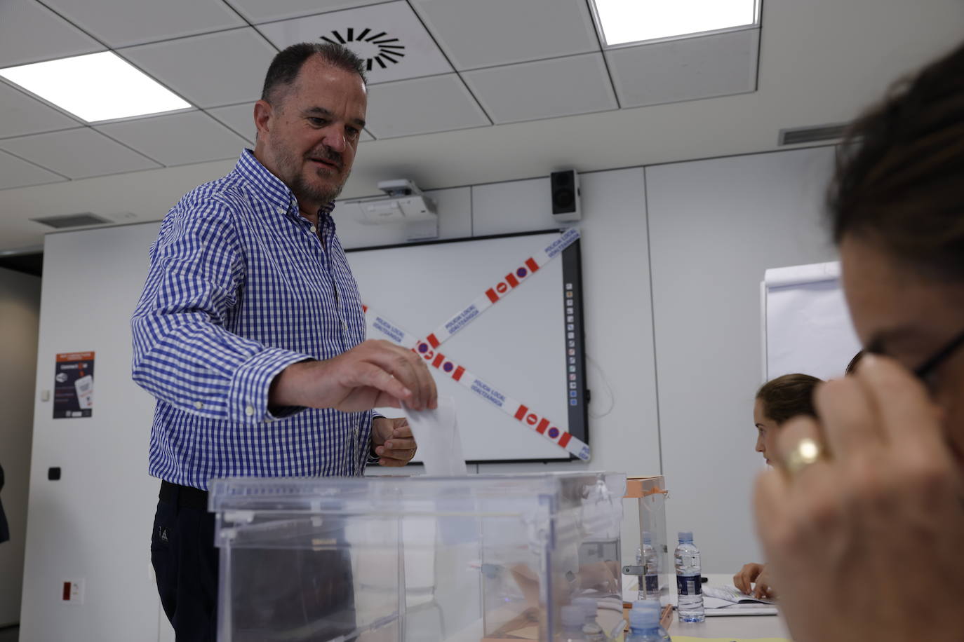 El presidente del PP del País Vasco, Carlos Iturgaiz, ha acudido a votar en Getxo (Bizkaia)