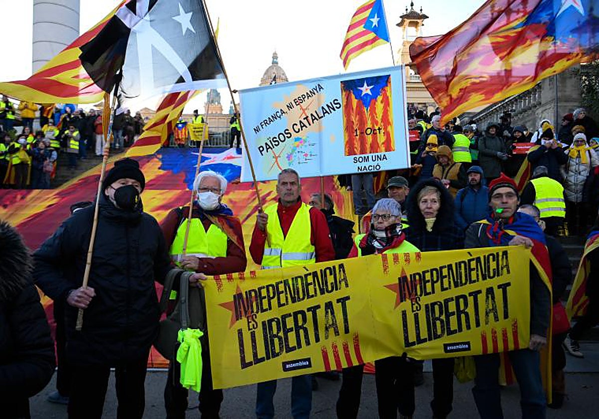 Protesta de ANC y entidades independientes contra la cumbre hispano-francesa.