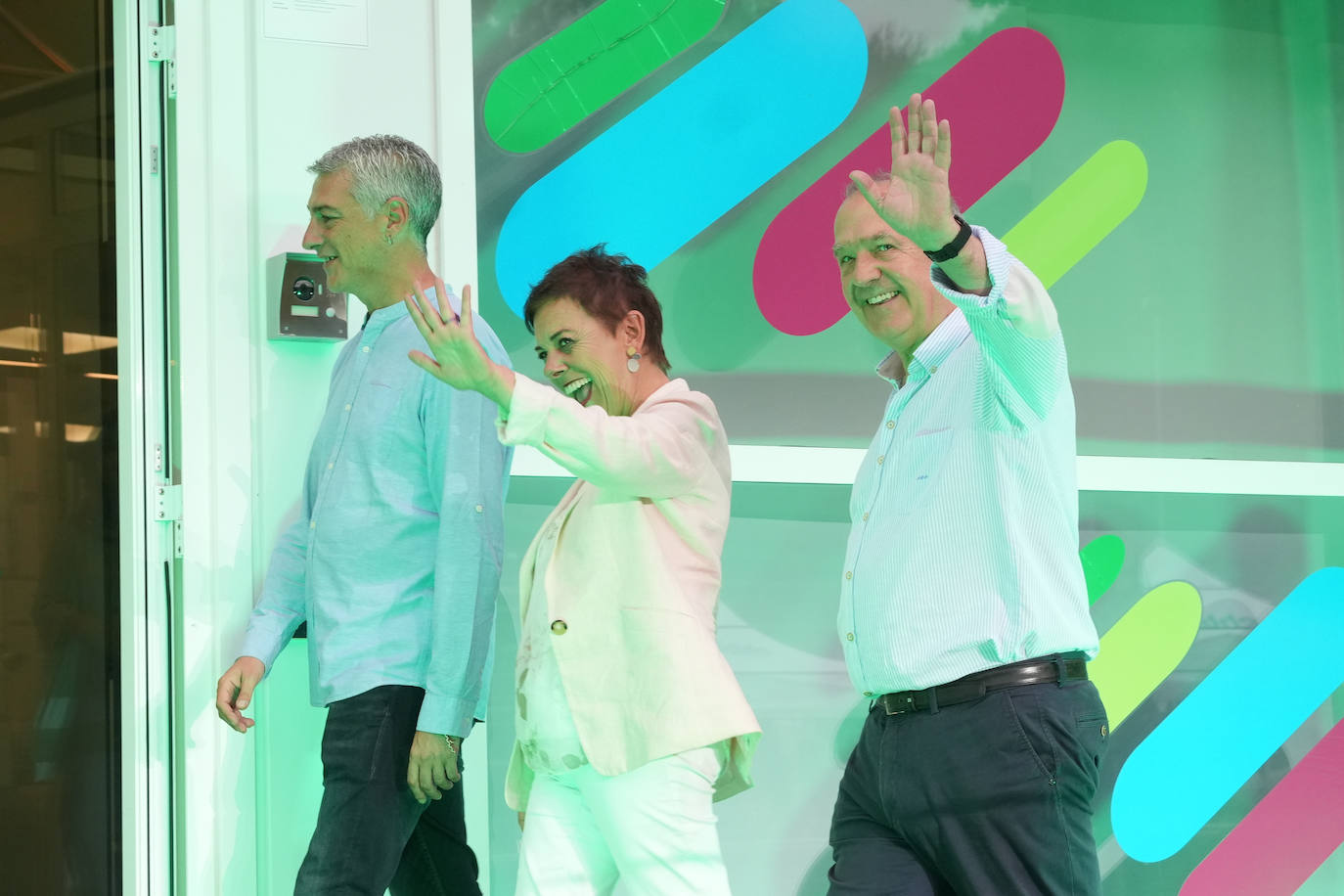 El portavoz adjunto de EH Bildu en el Congreso, Oskar Matute, la cabeza de lista al Congreso por Gipuzkoa, Mertxe Aizpurua, y el cabeza de lista al Congreso por Araba, Iñaki Ruiz de Pinedo, durante el seguimiento de la jornada electoral, en País Vasco