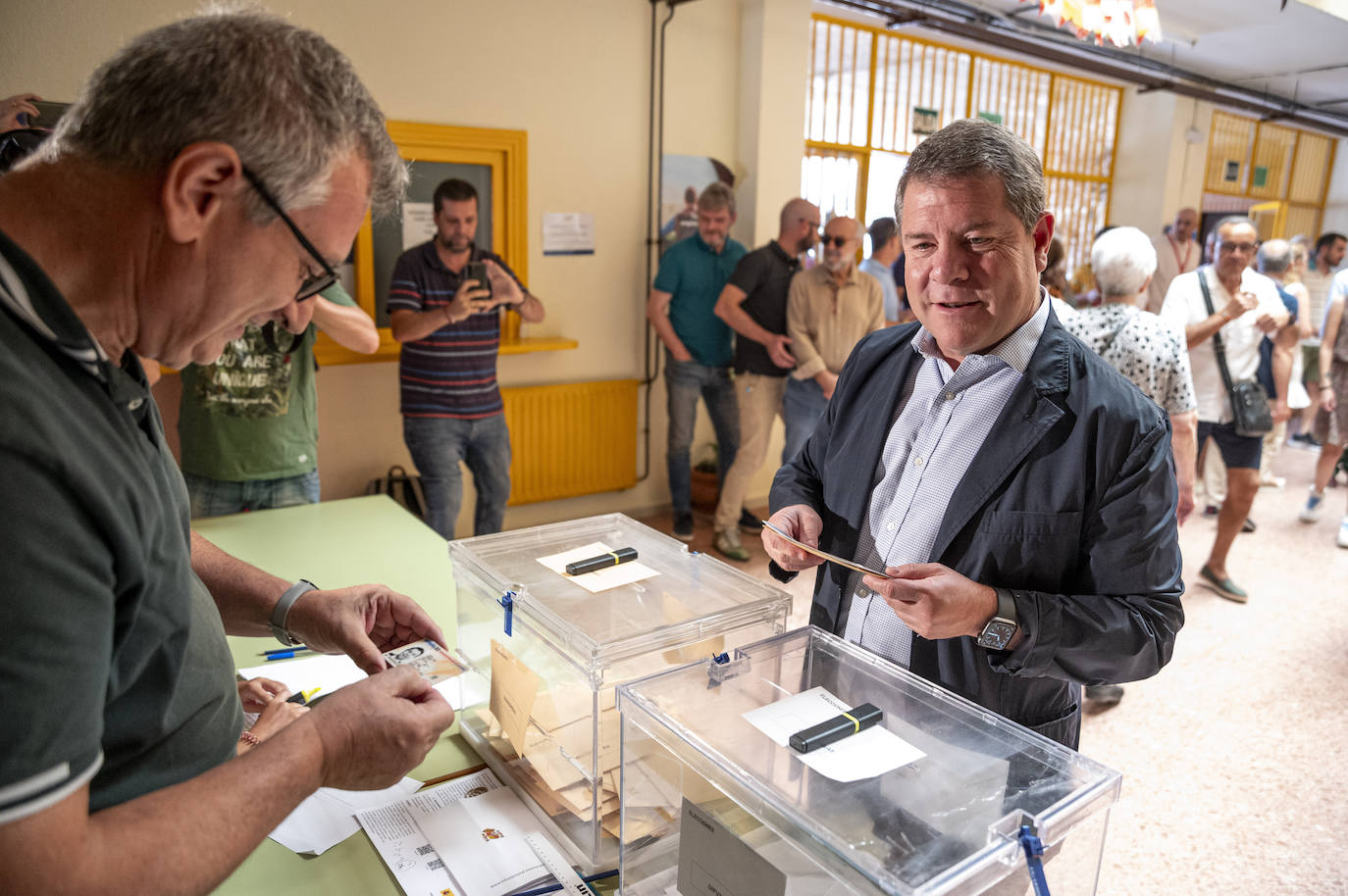 El secretario general del PSOE de Castilla-La Mancha y presidente regional, Emiliano García-Page, vota en el Colegio Público Ciudad de Nara de Toledo.