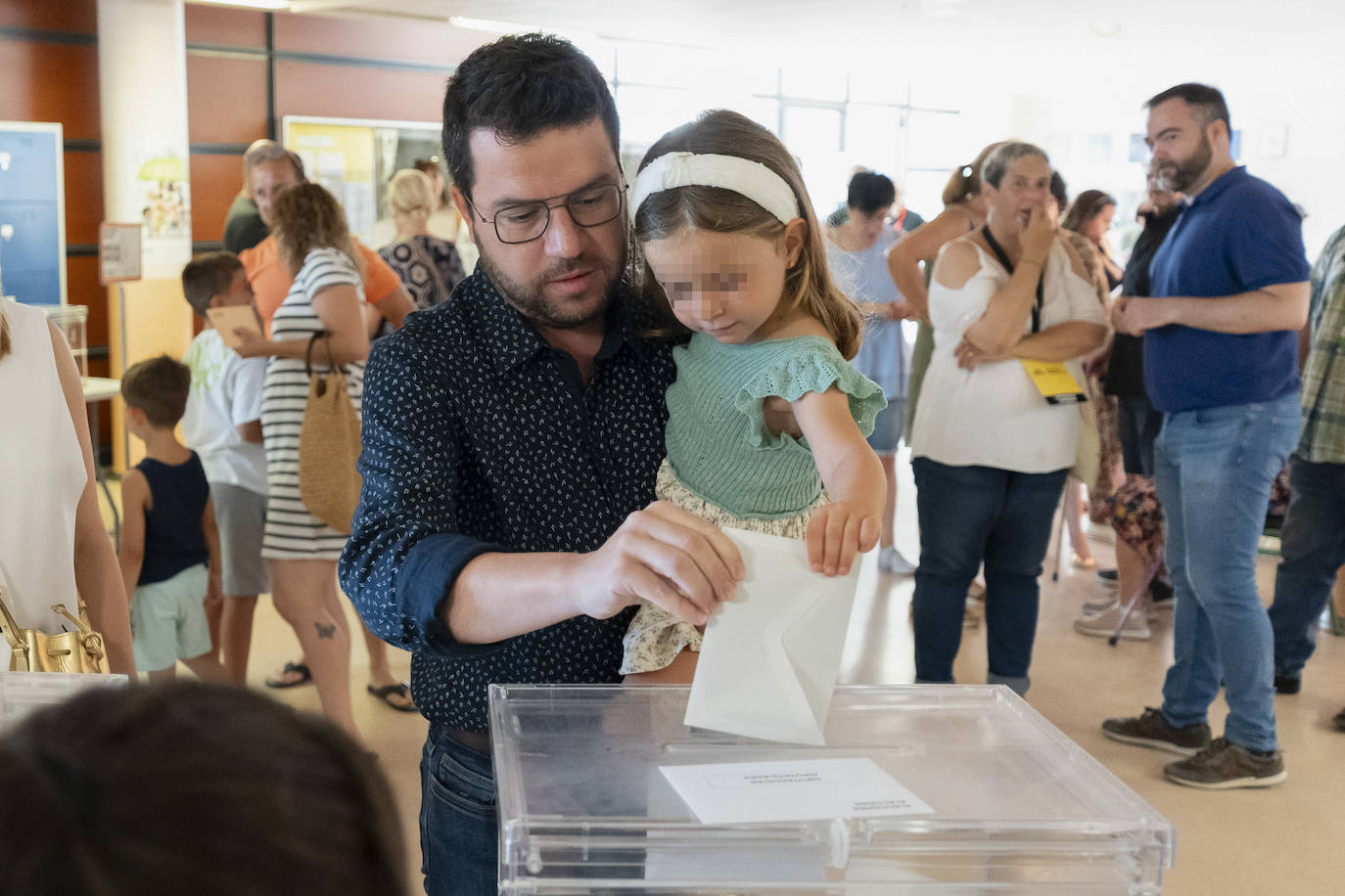 El presidente de la Generalitat, Pere Aragonès, ha votado llevando a su hija en brazos