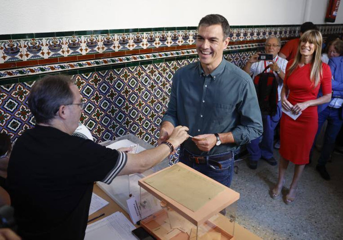 El presidente Pedro Sánchez acude a votar este domingo