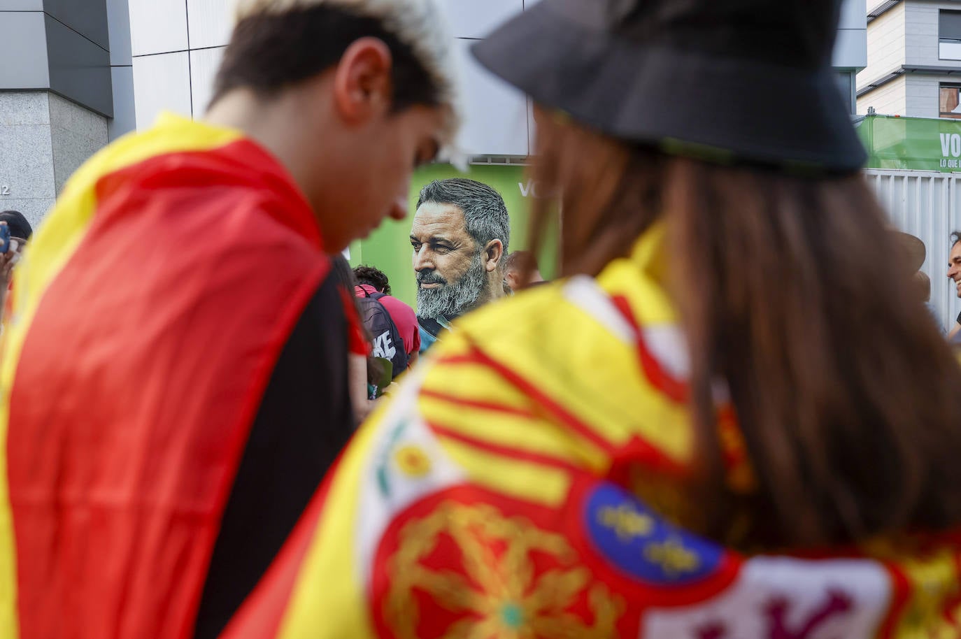 Simpatizantes de Vox acuden a la sede del partido en calle de Bambú, en Madrid