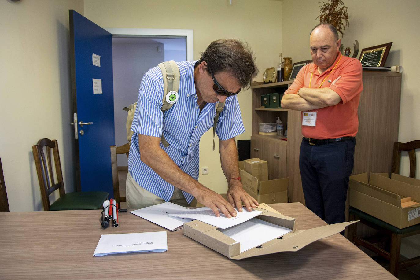 Nacho Ruiz sufre una deficiencia visual severa desde hace cinco años, y ha ejercido este domingo en Logroño su derecho al voto con un «kit de voto accesible» que permite a las personas invidentes leer las papeletas