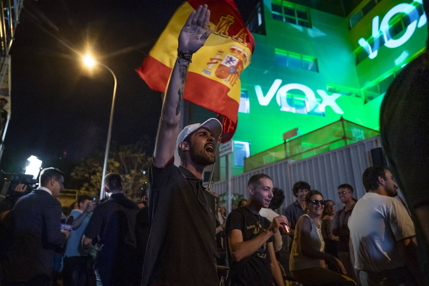 Un joven en apoyo a el partido Vox, en su sede principal