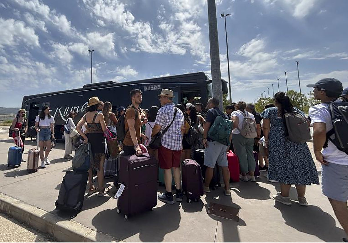 Viajeros afectados por la suspensión del tráfico ferroviario del AVE en Valencia