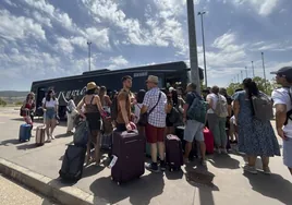 El testimonio de un viajero afectado por la suspensión de los trenes AVE en Valencia: «¿A nadie le importa que miles de personas no puedan votar?»