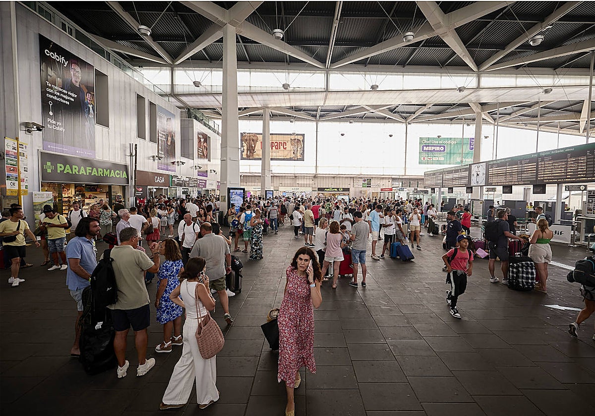 Viajeros en espera en la estación Joaquín Sorolla de Valencia por la suspensión del tráfico ferroviario del AVE