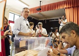 El PSOE de Andalucía salva la Moncloa para Pedro Sánchez y la cabeza de su líder, Juan Espadas