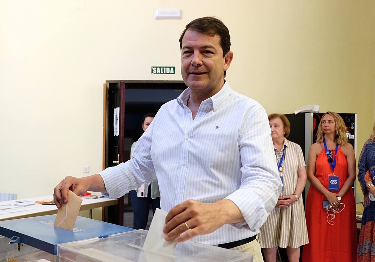 Mañueco ha ejercido su derecho al voto en la delegación de Economía y Hacienda de Salamanca