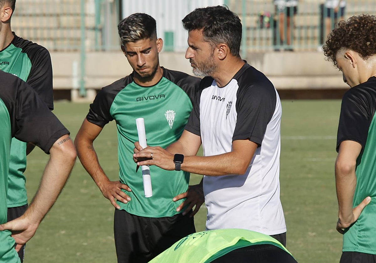 Iván Ania da instrucciones a los suyos durante un partido de pretemporada