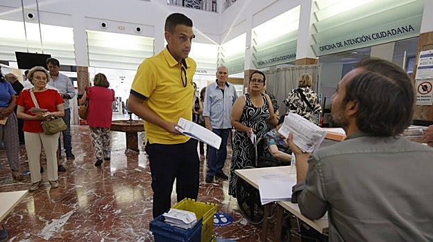 Un trabajador de Correos lleva los votos depositados de esta forma a la sede del Ayuntamiento en Gran Capitán