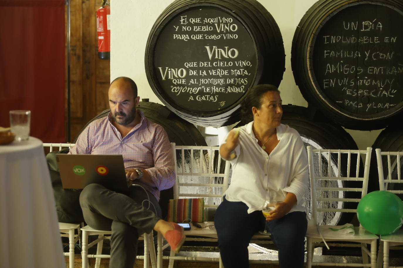 La igualada noche electoral en la &#039;sede&#039; de Vox en Córdoba, en imágenes