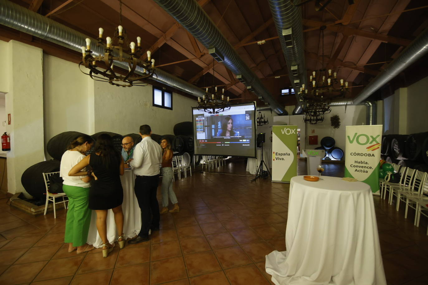 La igualada noche electoral en la &#039;sede&#039; de Vox en Córdoba, en imágenes