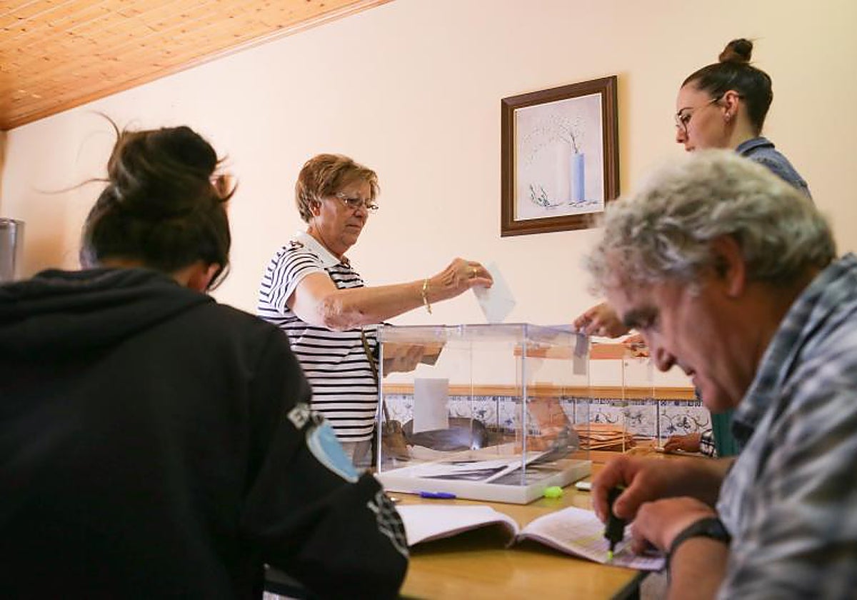 Una persona ejerce su derecho a voto durante las elecciones generales, en Vilanova, Lugo