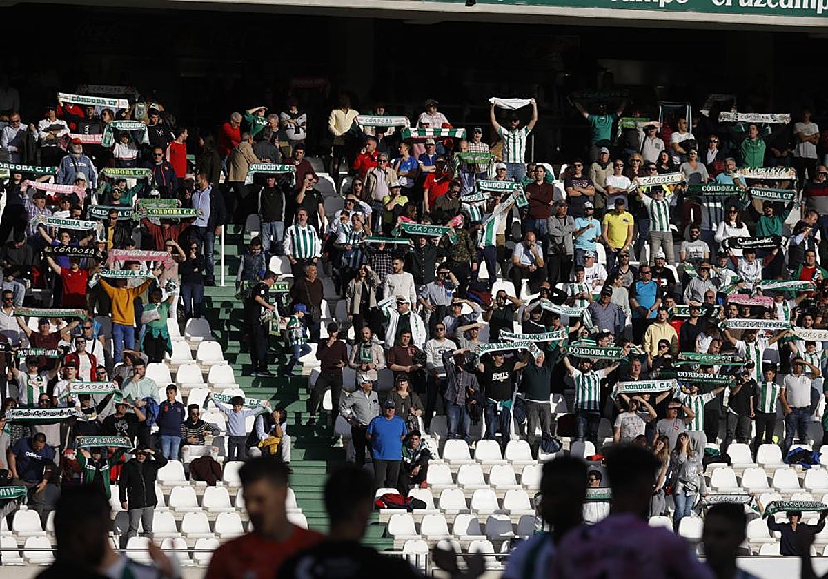 Los aficionados del Córdoba durante un partido en El Arcángel