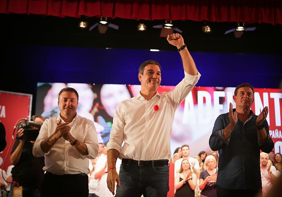 Imagen de Formoso con Pedro Sánchez durante la campaña