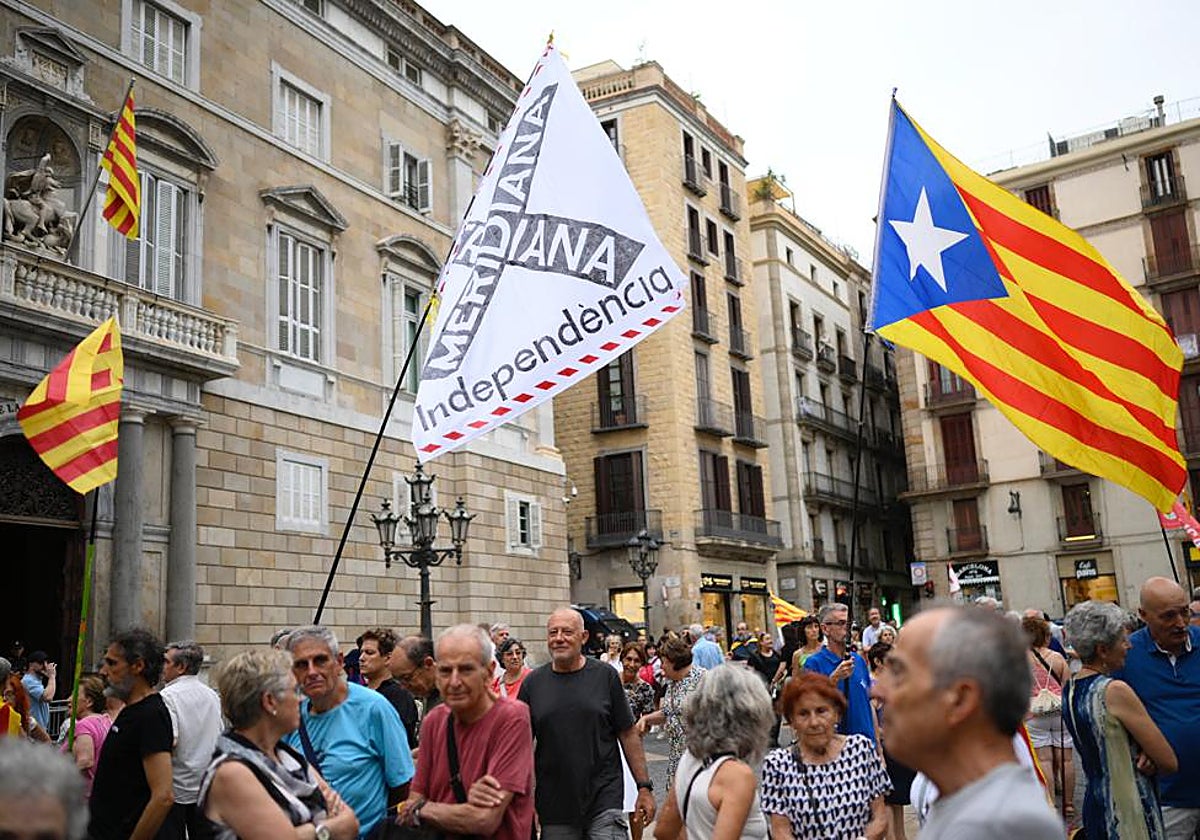 Concentración de la ANC en plaza Sant Jaume (Barcelona), este lunes