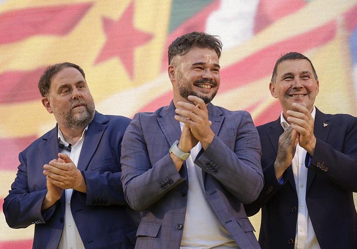 Oriol Junqueras, Gabriel Rufián y Arnaldo Otegi durante un acto electoral en Barcelona