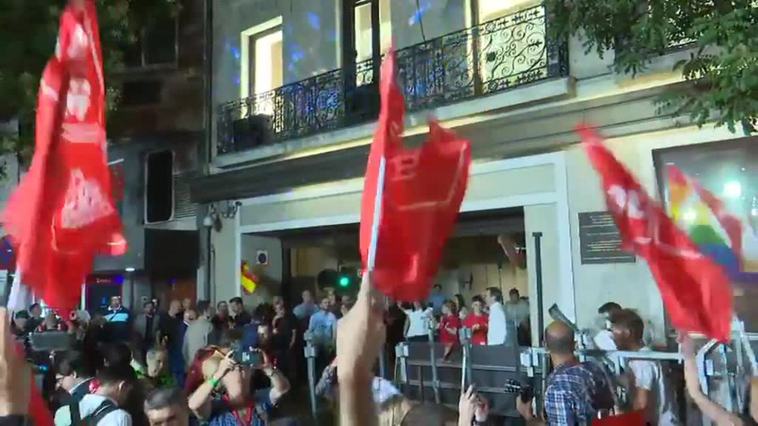 La militancia del PSOE celebra en Ferraz la resistencia al avance del PP