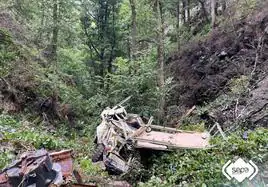 Muere un conductor tras salirse de la vía y caer por un desnivel de 50 metros en Asturias