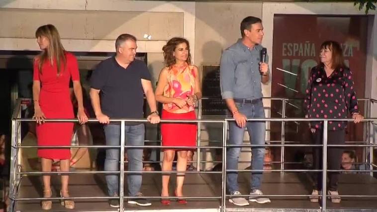 El PSOE se conjura contra el pesimismo y aguanta el embate en un escenario fragmentado