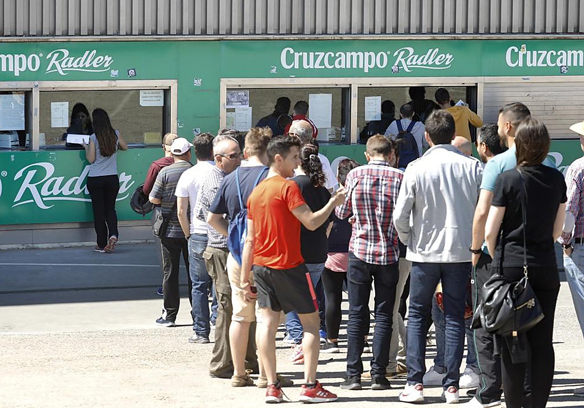 Los aficionados del Córdoba en las taquillas de El Arcángel