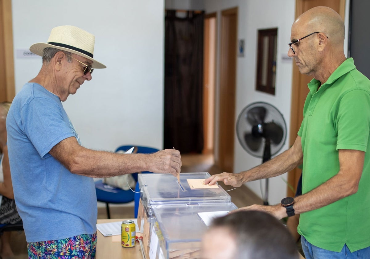 Un ciudadano votando en Huelva este 23J