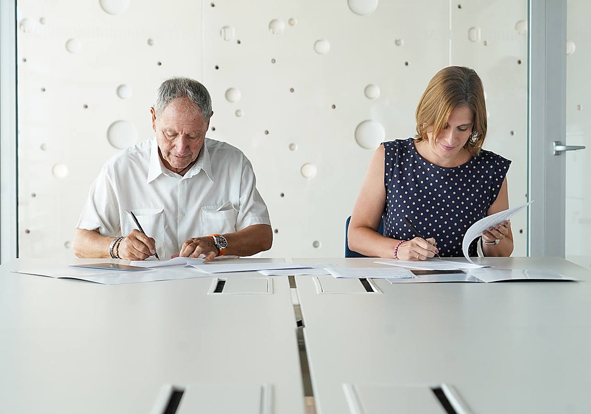La directora general de EDEM y el presidente de COAT Valencia en la firma del acuerdo