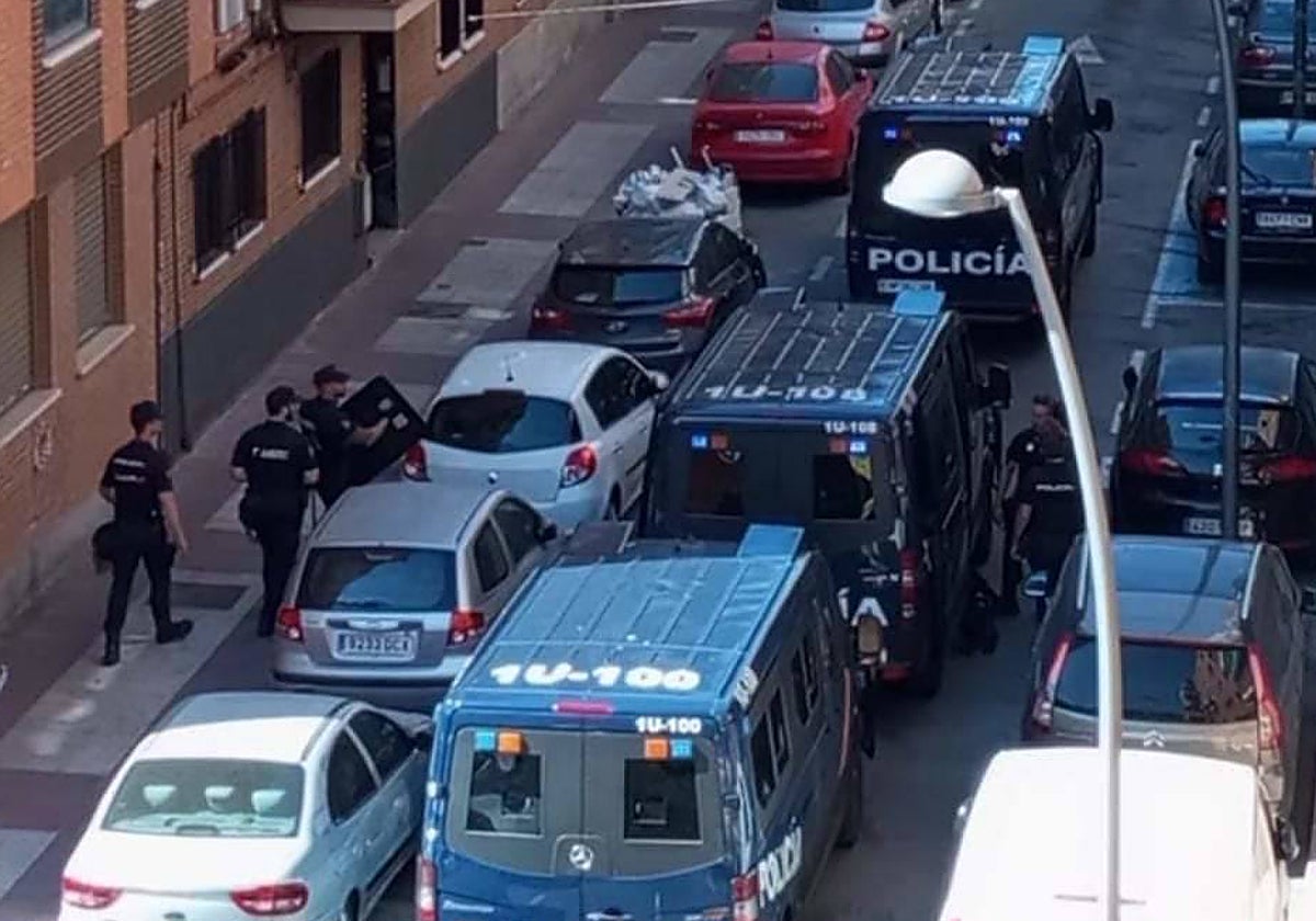 Agentes de la Policía Nacional, esta tarde en la calle de Brunete (Getafe)