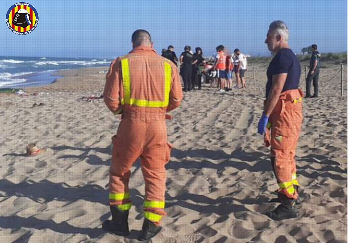 Efectivos de Bomberos y de los servicios de Emergencias, en el lugar de la playa donde se han ahogado tres personas