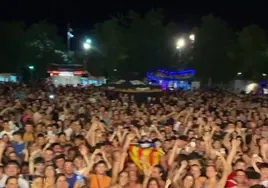 «¡Sánchez, mamón, llama a Puigdemont!», el cántico unánime durante un concierto de rock en Gerona