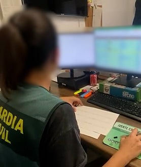 Imagen secundaria 2 - Imágenes de la operación de la Guardia Civil contra la banda de sextorsionadores