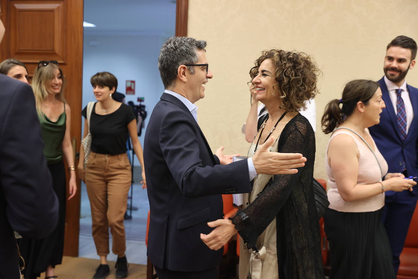 La ministra de Hacienda, María Jesús Montero, y el ministro de la Presidencia,  Félix Bolaños, se abrazan a su llegada a la Diputación Permanente