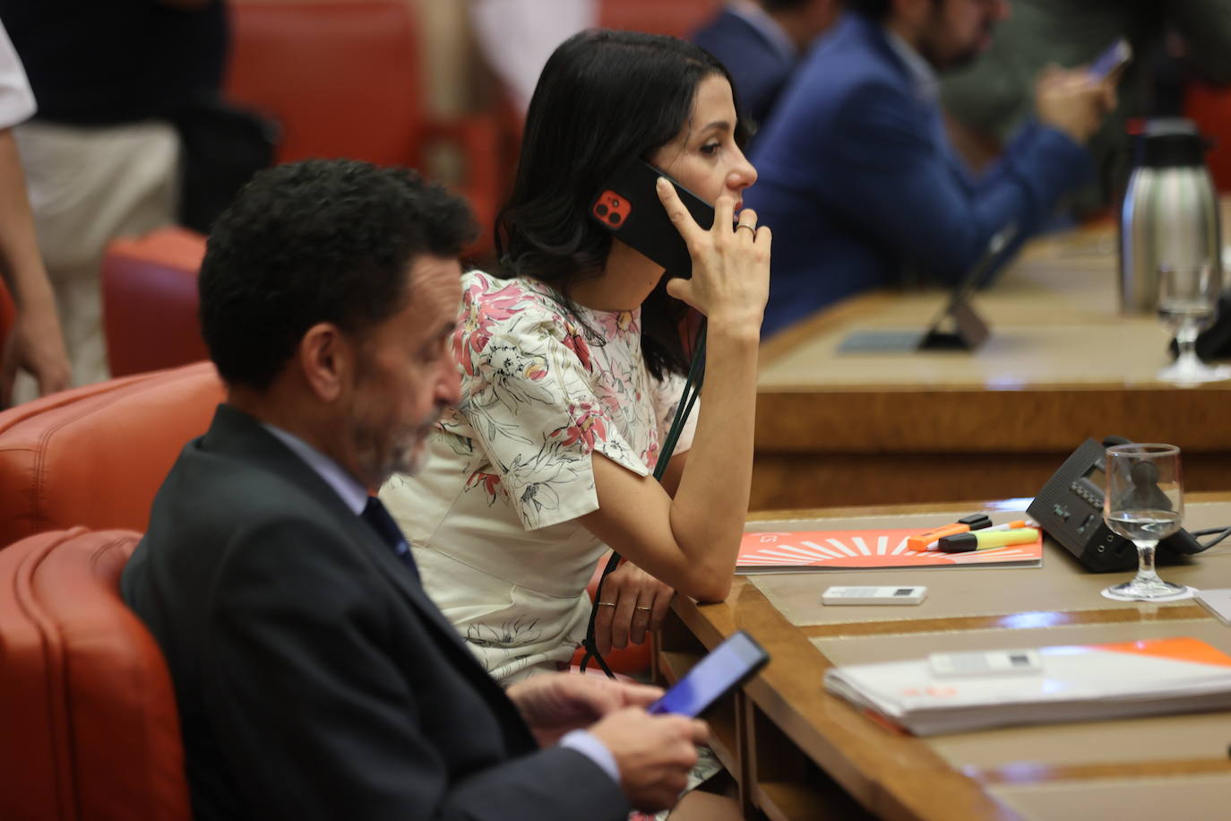 Inés Arrimadas conversa por teléfono, a su lado, Edmundo Bal
