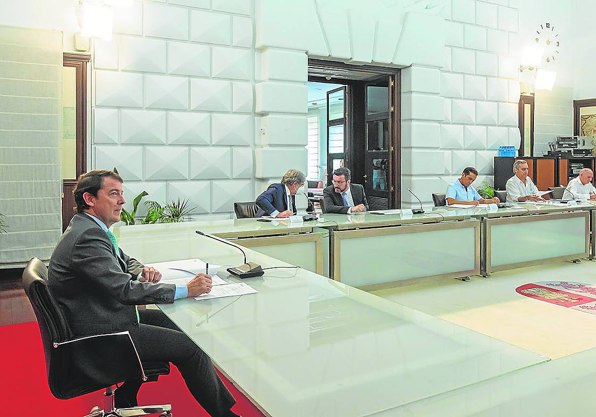 Mañueco preside la última reunión del Consejo de Diálogo Social