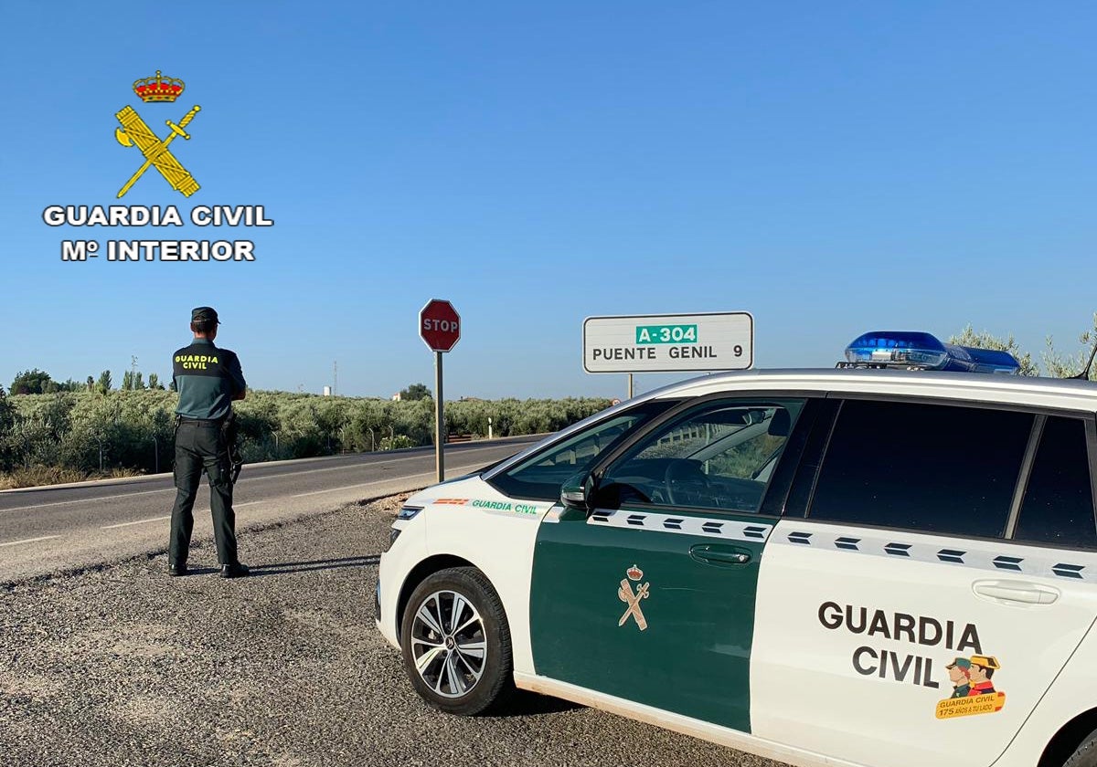 Un agente d la Guardia Civil vigila el acceso a la localidad