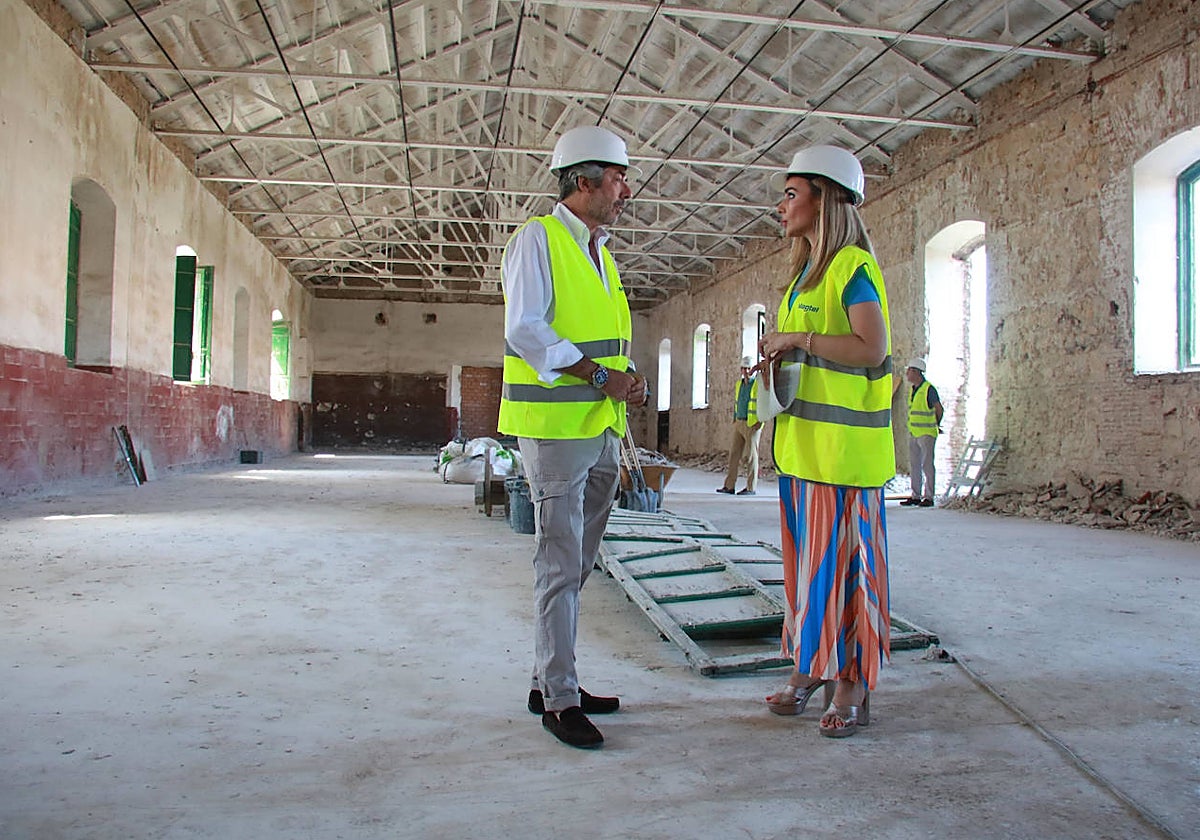 Miguel Ángel Torrico y Narci Ruiz, en la nave de Lepanto en que se está haciendo la obra