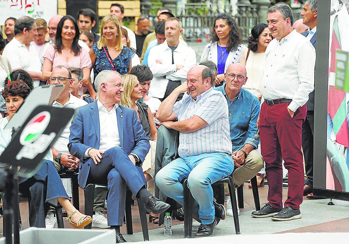 El presidente del EBB, Andoni Ortuzar, junto a Íñigo Urkullu y Aitor Esteban