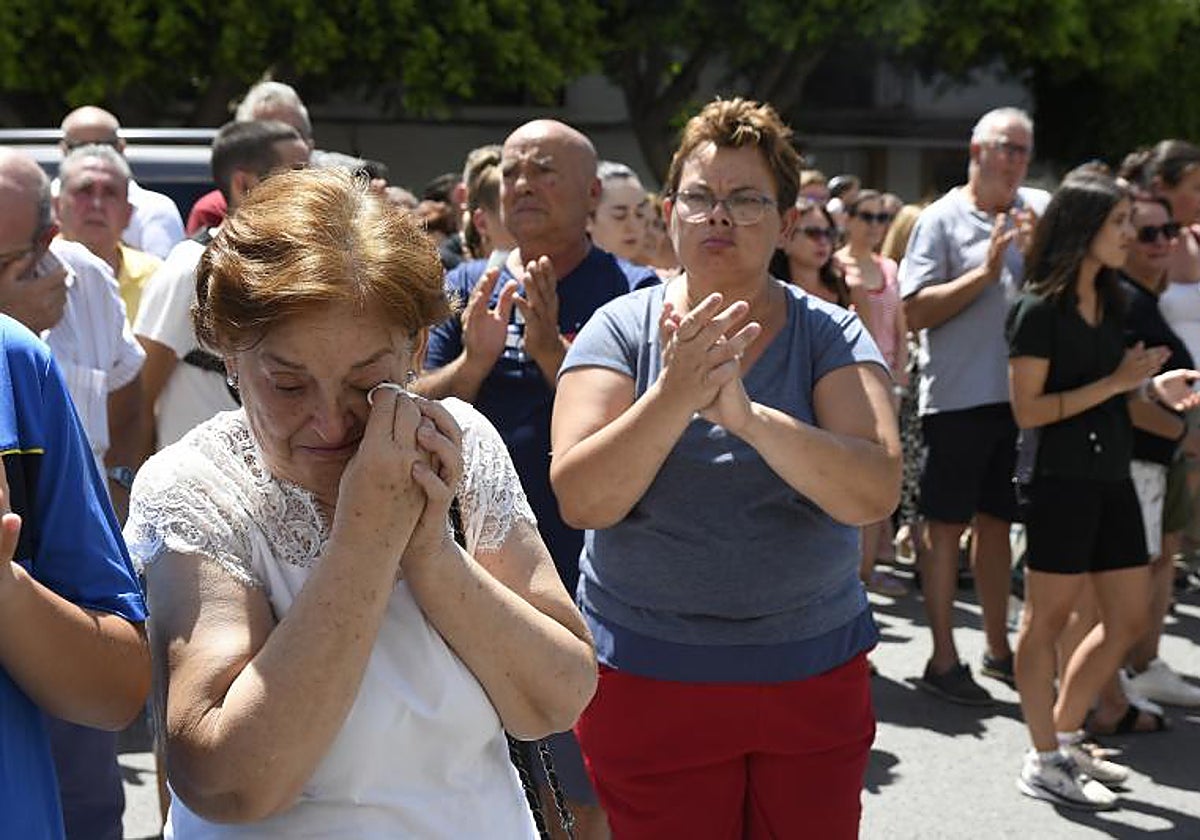 La emoción por la muerte de María hizo llorar a los vecinos de Dalías durante la concentración y minuto de silencio.