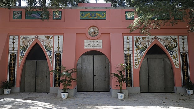 Fachada del acceso a la sala de exposiciones