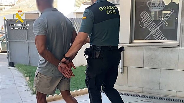 Nueva imagen de la Guardia Civil llevándose detenido al prófugo de la justicia neerlandesa