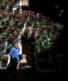 Imagen secundaria 2 - Un paseo por los patios de Córdoba cuando el calor aprieta en mayo es la mejor manera de comprobar que dentro de los viejos muros del Casco hay paraísos naturales y escuelas de vida para los sentidos. Pequeñas fuentes, muros tapizados de macetas y flores y sombras que ayudan a detener los rayos del sol como un muro defensivo a la intimidad y la pausa. Aún en verano, son refugio a la tiranía de los cuarenta y pico grados a la sombra.